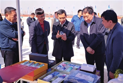 《天津日报》报道我校党委理论学习中心组学习贯彻党的二十届四中全会精神成果